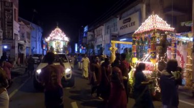 BUKIT MERTAJAM, MALAYSIA - 30 Mart 2018: Geceleyin sokakta at arabası alayı.