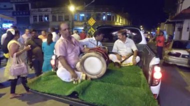 BUKIT MERTAJAM, MALAYSIA - 30 Mart 2018: Panguni Uthiram Festivali 'nde personel kamyonda davul çalıyor.