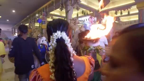 マレーシアのブキット マータジャム 2018年3月30日 カヴァディと寺院内で踊ります 女は火の鍋を持っている — ストック動画
