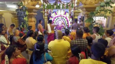 BUKIT MERTAJAM, MALAYSIA - 30 Mart 2018 Mangalanayagi Amman Devasthanam tapınağındaki lambalar.