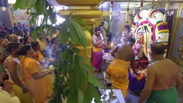 マレーシア ブキット マータジャム 2018年3月30日 パングニ ウティラム祭中の神の行列の前の儀式 — ストック動画