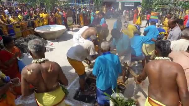 Bukit Mertajam Malaysia March 2018 Devotees Carry Wooden Block Burning — Stock Video