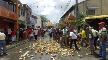 BUKIT MERTAJAM, MALAYSIA - 30 Mart 2018: Kalabalık Hindistan cevizini ezdi.
