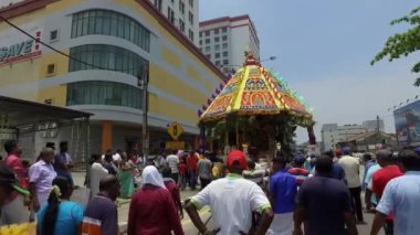 BUKIT MERTAJAM, MALAYSIA - 30 Mart 2018 Panguni Uthiram festivali sırasında tapınağa dönüş yolunda at arabası.