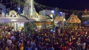 BUKIT MERTAJAM, MALAYSIA - 30 Mart 2018: Binlerce dindar Panguni Uthiram 'ı kutluyor ve alayı selamlıyor.