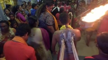 BUKIT MERTAJAM, MALAYSIA - 30 Mart 2018: bir Kavadi taşıyıcısı el ele tutuşmuş bir tencereyi tapınağın içinde tutuyor.