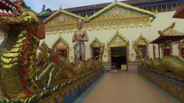 Penang Malaysia April 2018 Entrada Estatuas Templo Budista Tailandés Wat — Vídeos de Stock