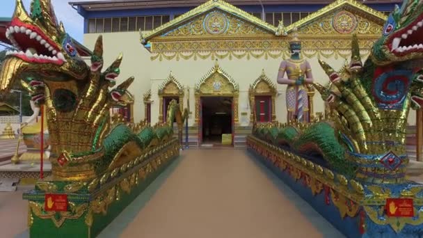 Penang Malaysia April 2018 Drachenstatue Eingang Des Wat Chayamangkalaram Thai — Stockvideo