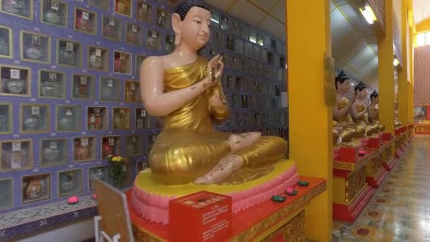 Penang Malaysia Dubna 2018 Řada Sochařských Buddhů Wat Chayamangkalaram — Stock video