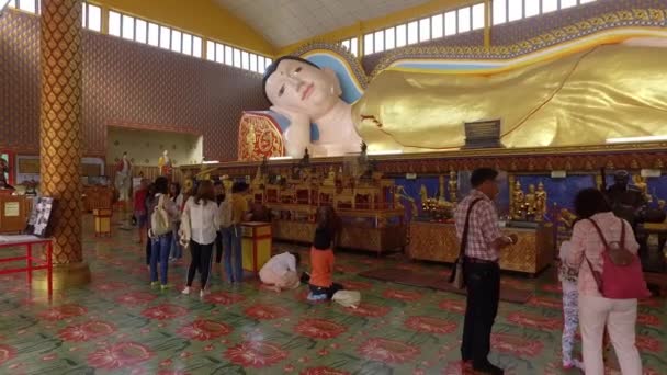 Penang Malaysia April 2018 Besökare Ber Inne Templet Wat Chayamangkalaram — Stockvideo