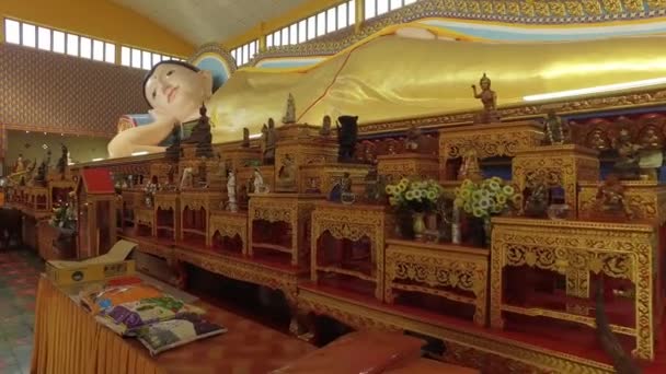 Penang Malásia April 2018 Estátua Sobre Altar Reclinando Buddha Templo — Vídeo de Stock