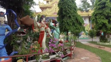 PENANG, MALAYSIA - Nisan 03, 2018: Ziyaretçi Dhammikarama Burma Tapınağı 'ndaki dünya küresinin fotoğrafını çek.