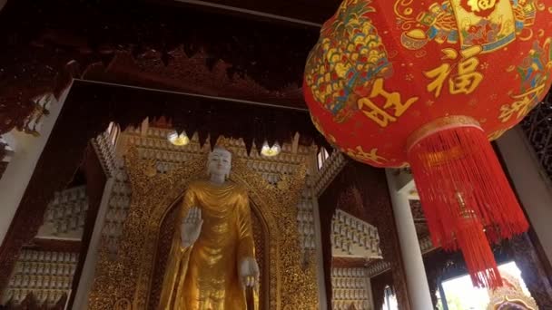 マレーシアのペナン エイプリル社2018年3月3日 ミャンマーのダミカラマ仏教寺院の仏像に赤い提灯の装飾が施されています — ストック動画
