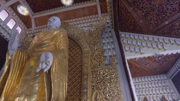 Penang Malaysia April 2018 Horisontell Panorering Stående Buddha Vid Huvudbuddha — Stockvideo