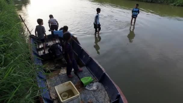 Penang Malaysia April 2018 Lokala Barn Har Roligt Lekvatten Floden — Stockvideo