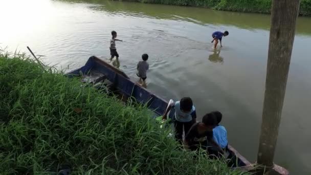 Penang Malaysia April 2018 Asia Malays Child Play River Evening — Stock Video