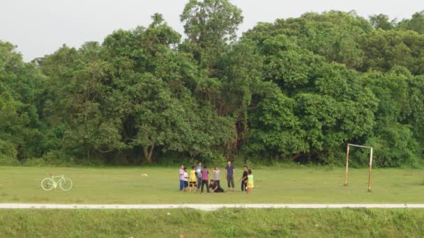 Пенанг Малайзия Апреля 2018 Года Дети Катаются Велосипеде Играют Футбол — стоковое видео
