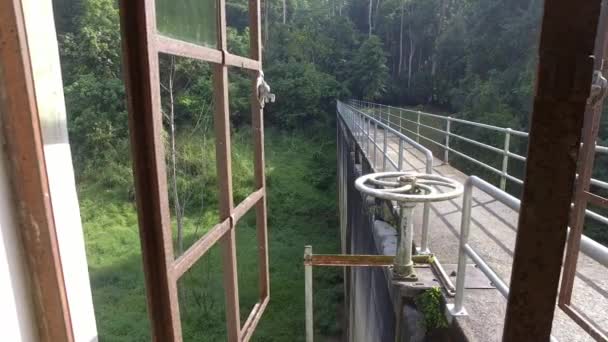 Vea Válvula Desde Una Ventana Rota Una Presa — Vídeo de stock