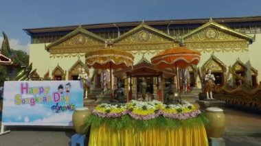 PENANG, MALAYSIA - 13 Nisan 2018: Wat Chayamangkalaram Tayland Budist Tapınağı önünde düzenlenen Songkran Festivali