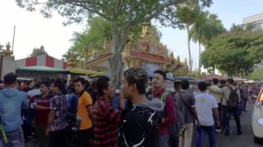 PENANG, MALAYSIA - 13 Nisan 2018: Bin Birmanyalı Songkran Kutlaması için Dharmikarama Burma Tapınağı 'nı topladı.