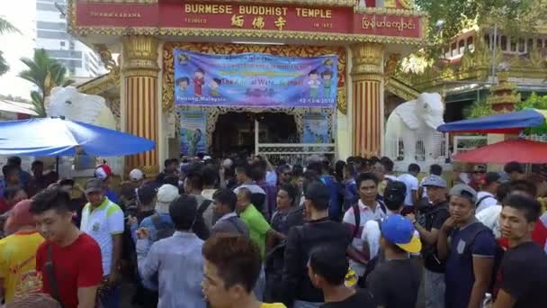 Penang Malaysia Kwiecień 2018 Tłumy Spotykają Się Przed Birmańską Świątynią — Wideo stockowe