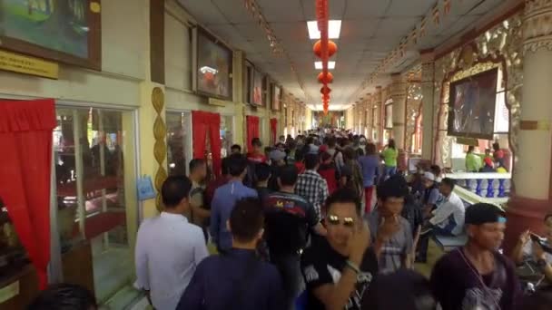 マレーシアのペナン エイプリル社2018年13月18日 ミャンマーのダーマラマ寺院でソンクランを祝うために廊下を通って寺院に喜んで100人が訪れます — ストック動画