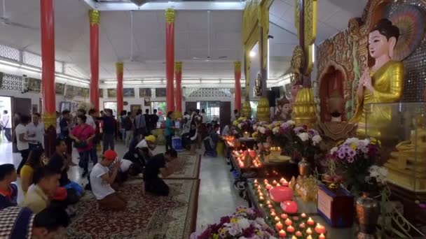 Penang Malaysia April 2018 Los Devotees Rezan Frente Buda Durante — Vídeos de Stock