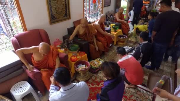 2018年4月13日 佛教僧人在达尔米卡拉马缅甸寺庙举行的Songkran节期间系上了神圣的绳索 — 图库视频影像