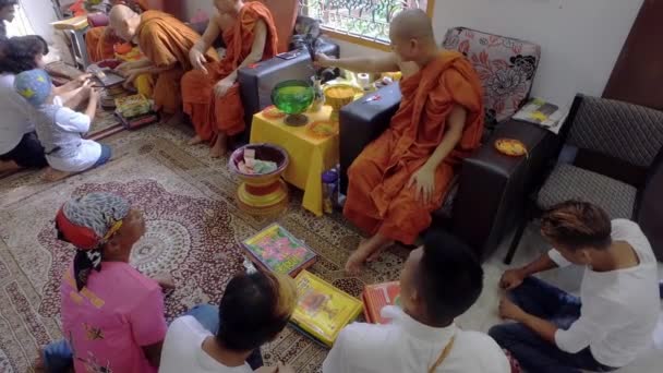 Penang Malásia April 2018 Monges Abençoam Espectadores Durante Festival Songkran — Vídeo de Stock