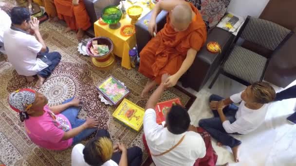 Penang Malaysia April 2018 Buddhistischer Mönch Bindet Das Seil Die — Stockvideo