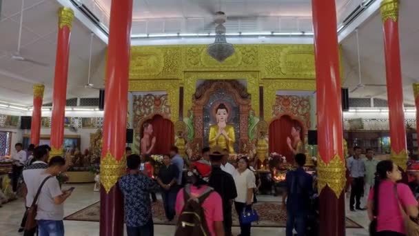 Penang Malaysia April 2018 Besökare Selfie Foto Och Inför Buddha — Stockvideo