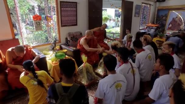 Penang Malaysia April 2018 Munk Ger Välsignelse Songkran Festivalen Dharmikarama — Stockvideo