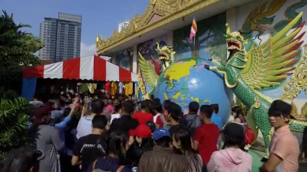 マレーシアのペナン エイプリル社2018年13日 ミャンマーのダーミカラマ寺院で開催されるソンクラン祭りで 人々は大地の像の前でダンスを楽しむ — ストック動画