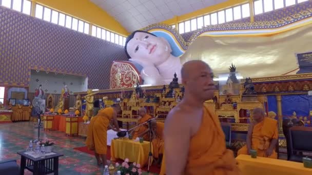 Penang Malaysia Dubna 2018 Mnich Shromáždit Před Ležícím Buddha Před — Stock video