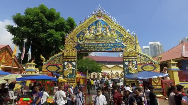 Penang Malaysia April 2018 Miles Personas Visitan Templo Budista Tailandés — Vídeos de Stock