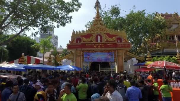 Penang Malaysia Nisan 2018 Dharmikarama Burma Tapınağı Binlerce Insan Songkran — Stok video