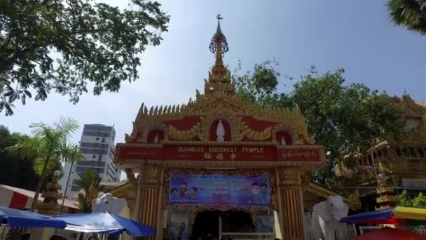 Penang Malaysia April 2018 Tilting Shot Archway Dharmikarama Burmese Temple — Stock Video