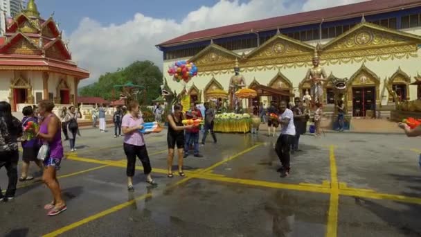 马来西亚 2018年4月13日 与当地人在Wat Chayamangkalaram泰国佛寺玩水枪 — 图库视频影像