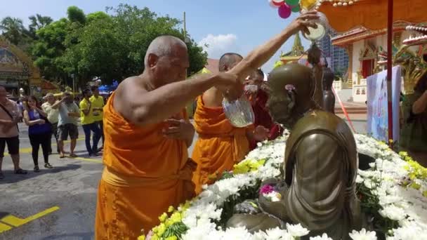 Penang Malaysia April 2018 Monks Pour Flower Scented Water Buddha — Stock Video