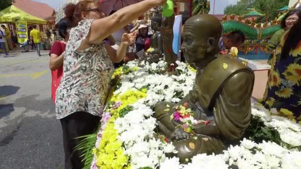 マレーシアのペナン エイプリル社2018 タイの新年のお祝いの際に仏像に水を注ぐ外国人Songkran Wat Chayamangkalaramタイ仏教寺院 — ストック動画