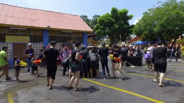 Penang Malaysia Április 2018 Tömegek Játszanak Vízipisztoly Boldogan Víz Fesztivál — Stock videók