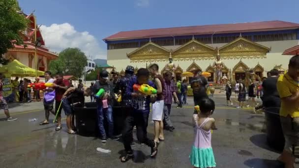 Penang Malaysia April 2018 Niño Juega Con Una Pistola Agua — Vídeos de Stock