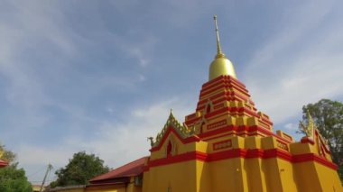 BUKIT MERTAJAM, MALAYSIA - 15 Nisan 2018: Wat Rajaphohong Budist Tapınağı 'ndaki altın pagoda' nın izini takip edin.