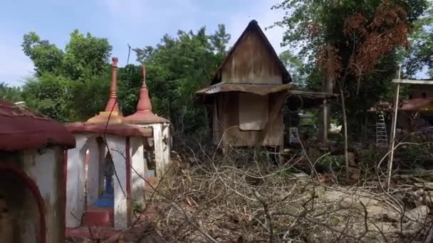 Bukit Mertajam Malaysia 2018年4月15日 位于Wat Rajaphohong佛教庙宇的暹罗墓内的一座木制房子 干枯的枝干四处散落 — 图库视频影像