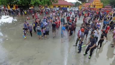 BUKIT MERTAJAM, MALAYSIA - 15 Nisan 2018: İnsanlar Songkran şenliği sırasında fahişelerin su püskürtmesinden hoşlanırlar.
