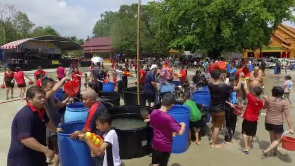 Bukit Mertajam Malaysia 2018 Lid Radostně Splay Water Celebration Songkran — Stock video