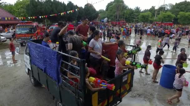 Bukit Mertajam Malaysia April 2018 Los Niños Juegan Agua Camión — Vídeos de Stock