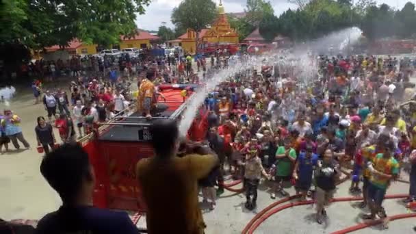 マレーシアのブキット メルタジャム エイプリル社2018年15日 ソンクラーンのお祭りを祝うために 群衆が集まり水でスプレーします — ストック動画