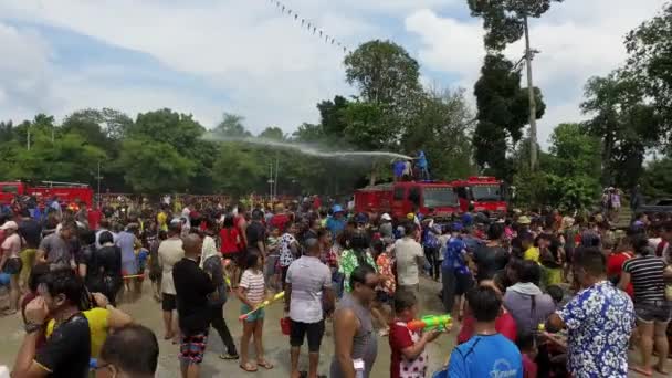Bukit Mertajam Malaysia April 2018 People Experiencing Water Splash Songkran — Stock Video