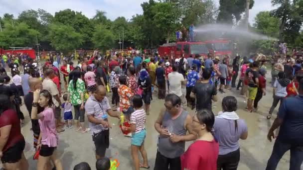 Bukit Mertajam Malaysia April 2018 Ein Mann Tränkt Die Menge — Stockvideo